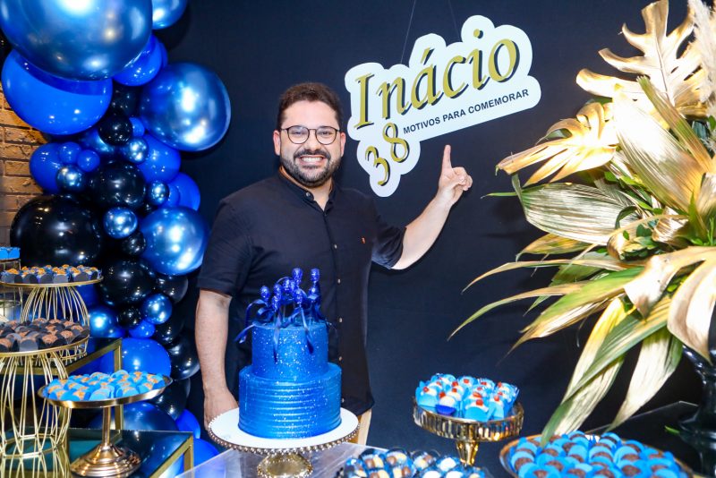 Cheers - Inácio Aguiar celebra troca de idade rodeado dos amigos da Imprensa