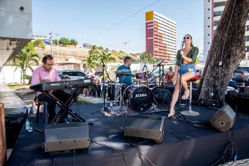 Sol e lazer - Boa música, alegria e comemorações dão a tônica da domingueira do Iate