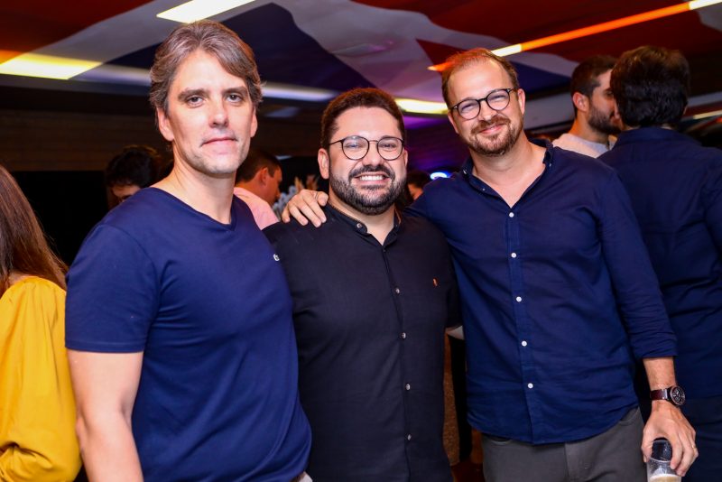 Cheers - Inácio Aguiar celebra troca de idade rodeado dos amigos da Imprensa