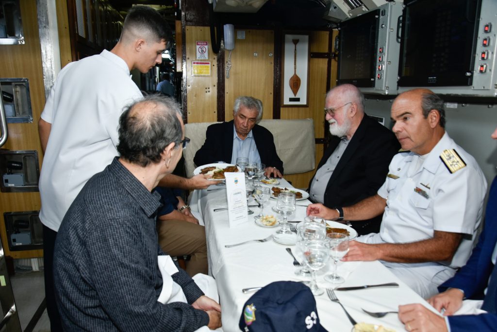 Almoço No Submarino Tikuna (16)