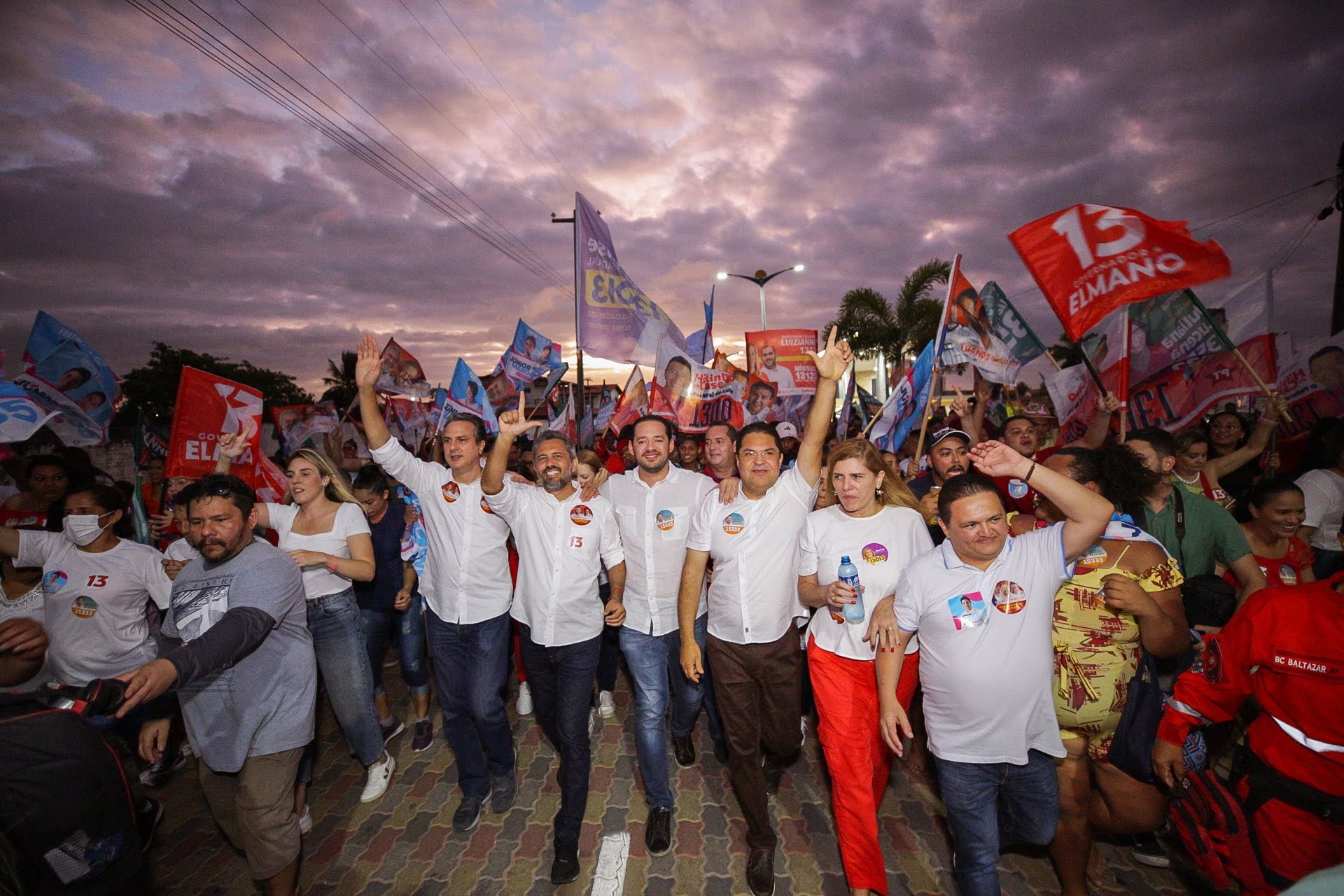 Em caminhada em Fortim, Elmano promete ampliar obras no município