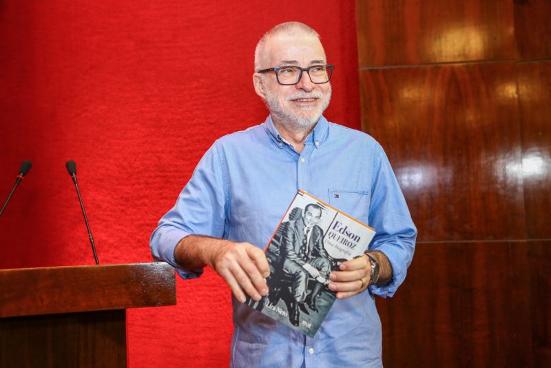 TRAJETÓRIA DE SUCESSO - Lançamento da biografia de Edson Queiroz reúne autoridades e nomes de peso da sociedade cearense