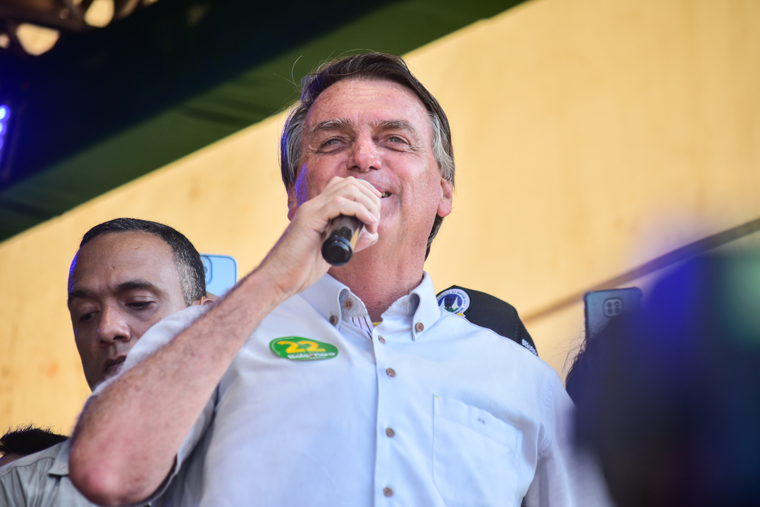 Jair Bolsonaro busca votos de eleitores cearenses durante comício neste sábado (15)