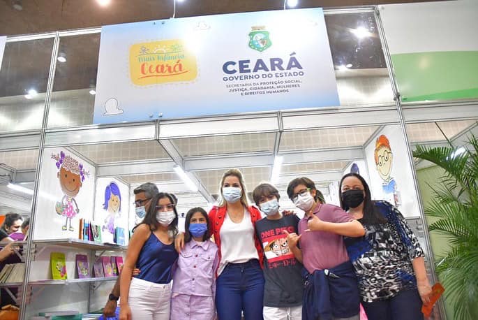 Onélia Santana leva os filhos para visitar a Bienal Internacional do Livro do Ceará