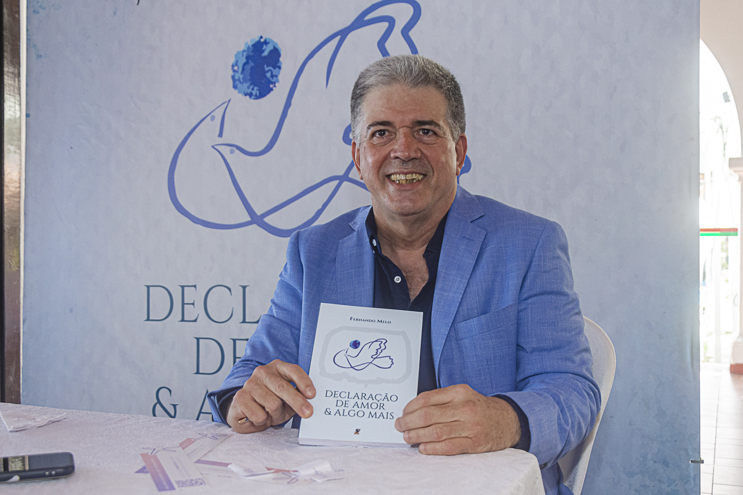 Fernando Melo realiza sessão de autógrafos do seu livro “Declaração de Amor & Algo Mais”