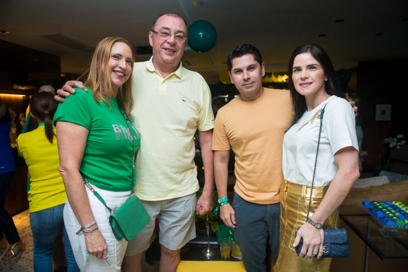 Animação e alto astral - Em clima de agito, Marina e Leonardo Albuquerque reúnem uma turma das boas para assistir ao jogo do Brasil