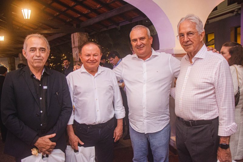 Noite de autógrafos - Carlos Matos comanda o lançamento de seu livro “Flores do Ceará e suas influências na cultura” no Ideal Clube