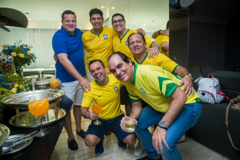 Animação e alto astral - Em clima de agito, Marina e Leonardo Albuquerque reúnem uma turma das boas para assistir ao jogo do Brasil