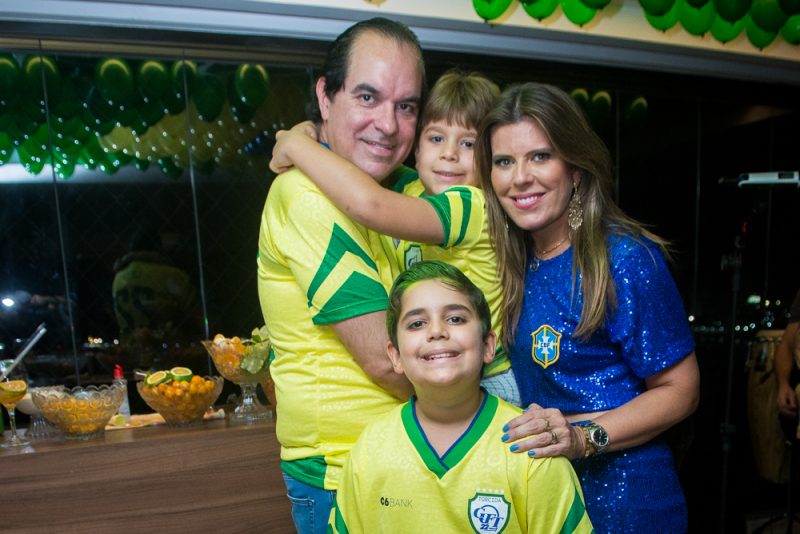 Animação e alto astral - Em clima de agito, Marina e Leonardo Albuquerque reúnem uma turma das boas para assistir ao jogo do Brasil