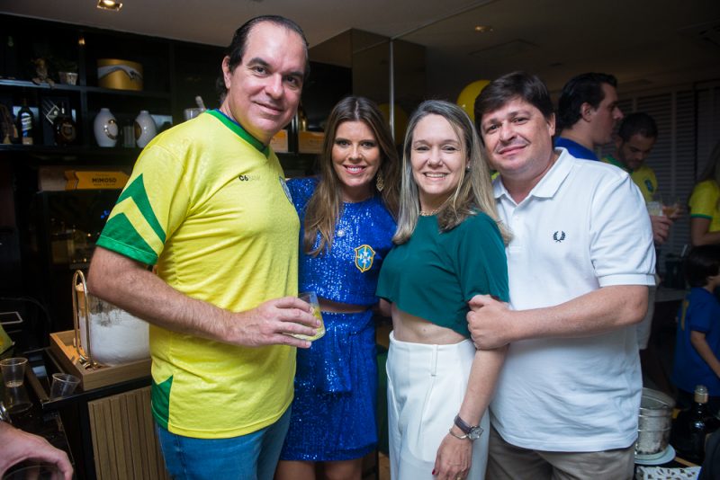 Animação e alto astral - Em clima de agito, Marina e Leonardo Albuquerque reúnem uma turma das boas para assistir ao jogo do Brasil