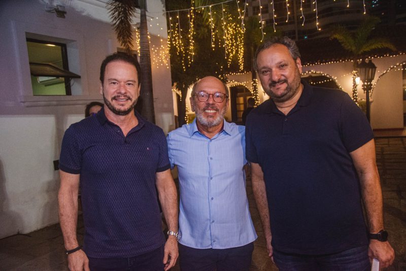 Noite de autógrafos - Carlos Matos comanda o lançamento de seu livro “Flores do Ceará e suas influências na cultura” no Ideal Clube