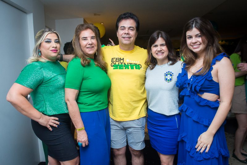 Animação e alto astral - Em clima de agito, Marina e Leonardo Albuquerque reúnem uma turma das boas para assistir ao jogo do Brasil