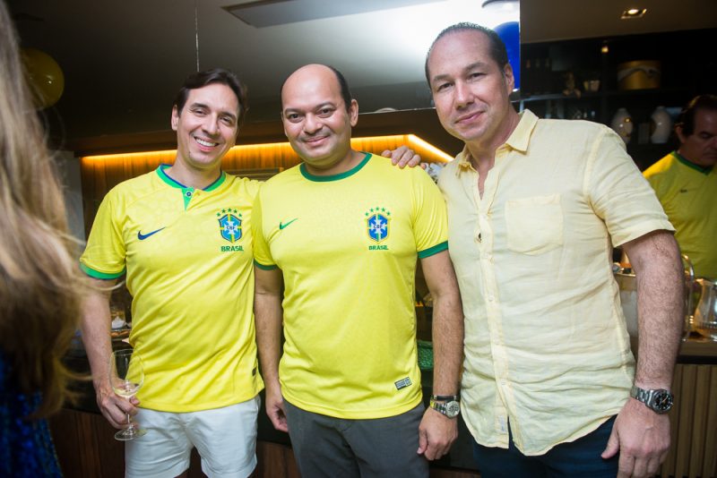 Animação e alto astral - Em clima de agito, Marina e Leonardo Albuquerque reúnem uma turma das boas para assistir ao jogo do Brasil