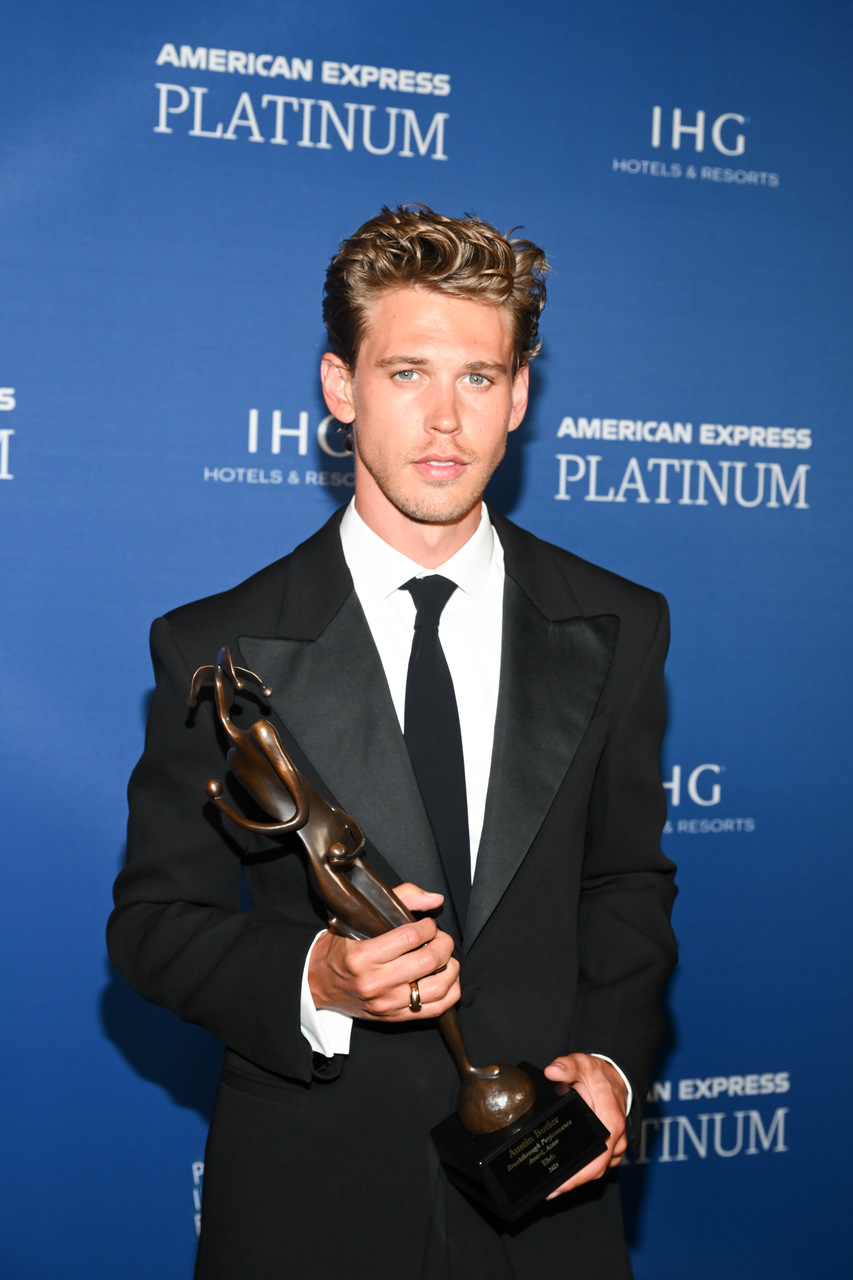 Austin Butler usa Ferragamo no 34° Festival Internacional de Cinema de Palm Springs