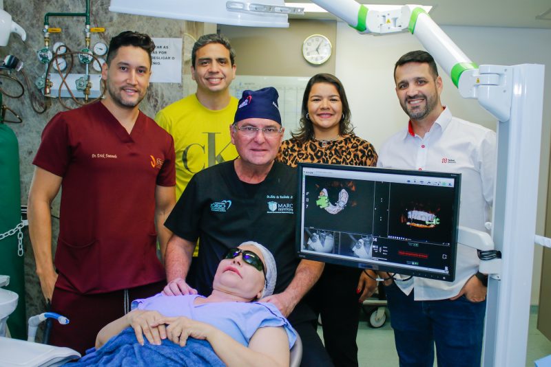 Dr. Jório da Escóssia realiza cirurgia com o inédito X-Guide em sua clínica conceito