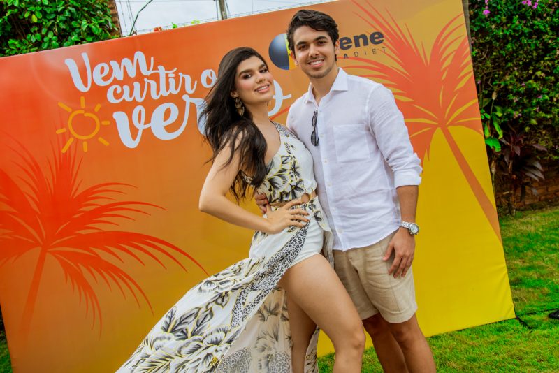 Sellene Megadiet - Sellene e Max Câmara recebem amigos em sua casa de veraneio para curtir a abertura do verão