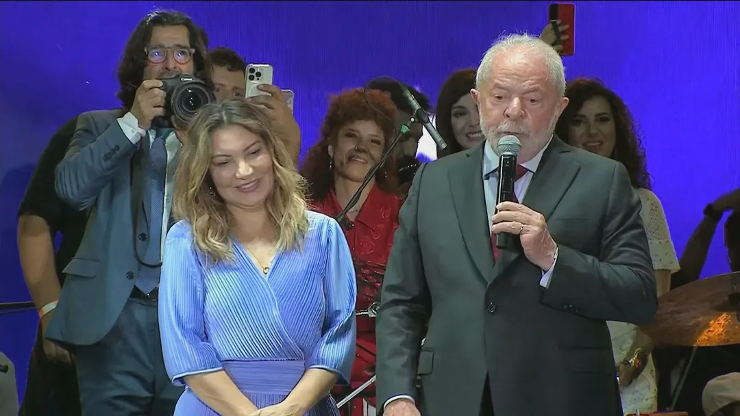 Lula sobe ao palco do Festival do Futuro e agrade apoiadores