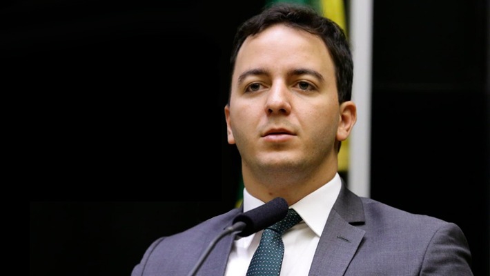 Célio Studart pede apuração de possíveis abusos nos preços de combustíveis