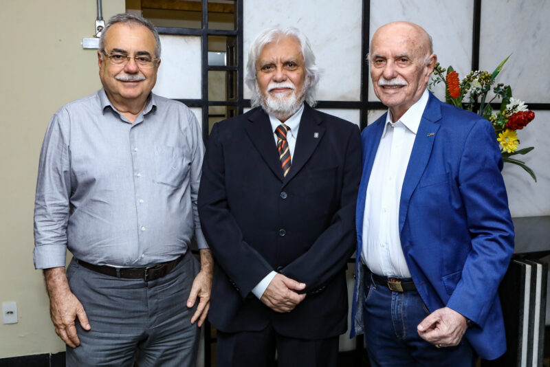 Reconhecimento - Joaquim Cartaxo é homenageado pela ALFE com a entrega do Troféu Idelzuite Carneiro