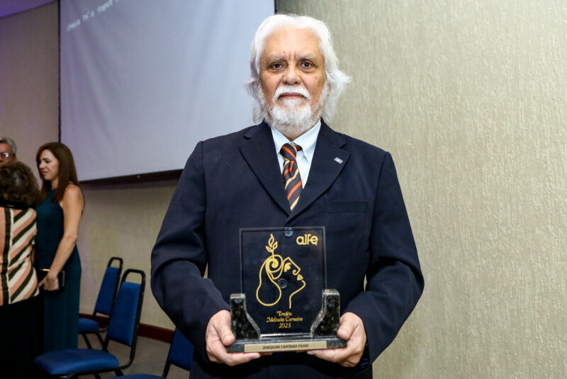 Reconhecimento - Joaquim Cartaxo é homenageado pela ALFE com a entrega do Troféu Idelzuite Carneiro