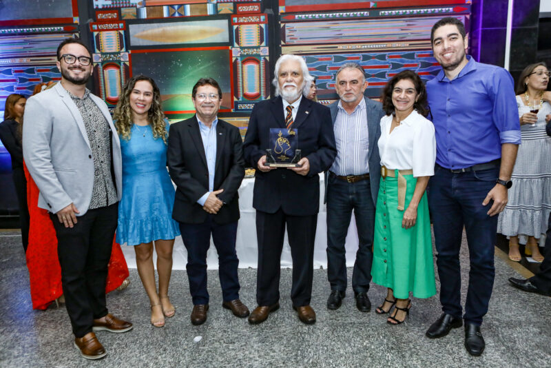 Reconhecimento - Joaquim Cartaxo é homenageado pela ALFE com a entrega do Troféu Idelzuite Carneiro