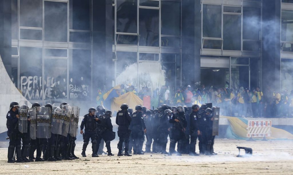 Manifestantes Invadem Congresso, Stf E Palácio Do Planalto.