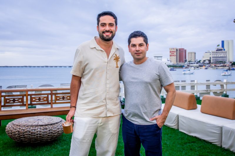 Sunset - Victor Oliveira brinda a chegada da nova idade ao lado dos amigos no Iate Clube