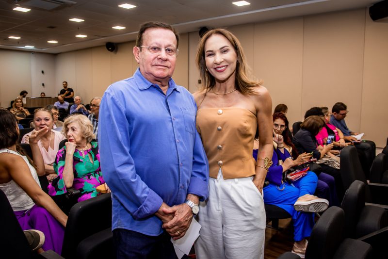 NOITE DE AUTÓGRAFOS - Professor Luiz Porto lança o livro “Com a palavra, Luiz Porto” no auditório da FIEC