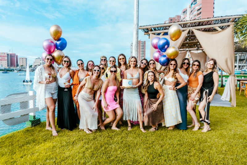 Sol, Sal e diversão - Tassia Ferreira comemora seu aniversário ao lado das amigas no Iate Clube