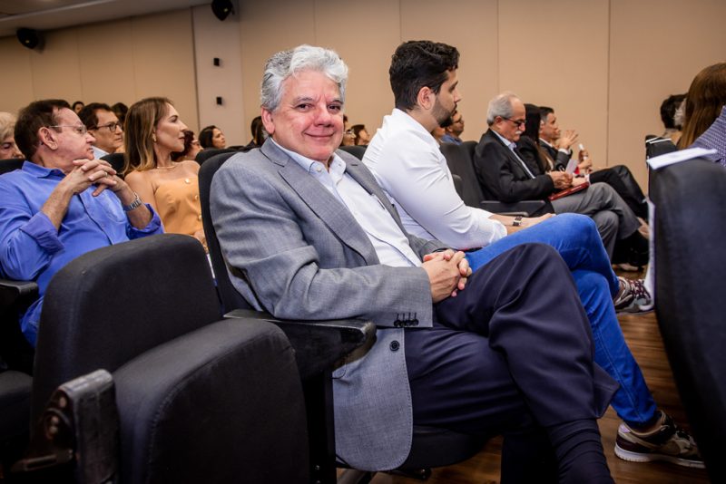 NOITE DE AUTÓGRAFOS - Professor Luiz Porto lança o livro “Com a palavra, Luiz Porto” no auditório da FIEC