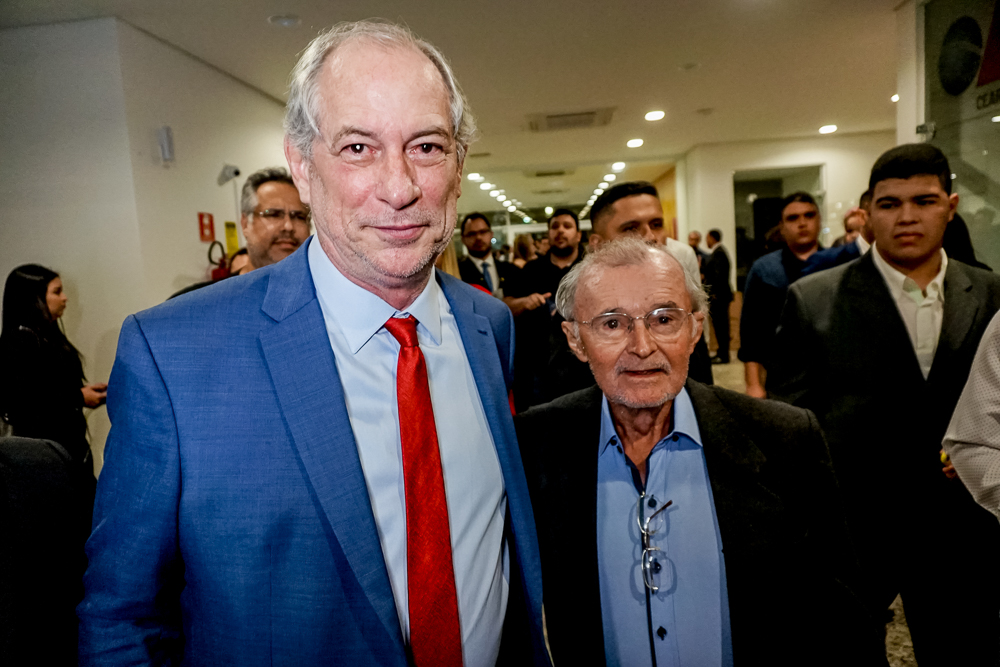 Ciro Gomes profere palestra em evento promovido pela OAB CE