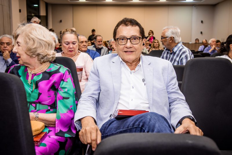 NOITE DE AUTÓGRAFOS - Professor Luiz Porto lança o livro “Com a palavra, Luiz Porto” no auditório da FIEC