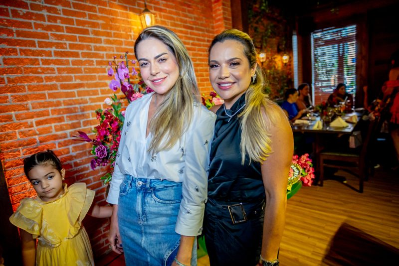 sessão parabéns - Cercada pelo carinho das amigas, Jamile Cruz ganha festa surpresa no Cortile Ristorante