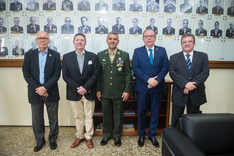 Reconhecimento - Ricardo Cavalcante e Ivens Dias Branco Jr. recebem honraria do Exército Brasileiro