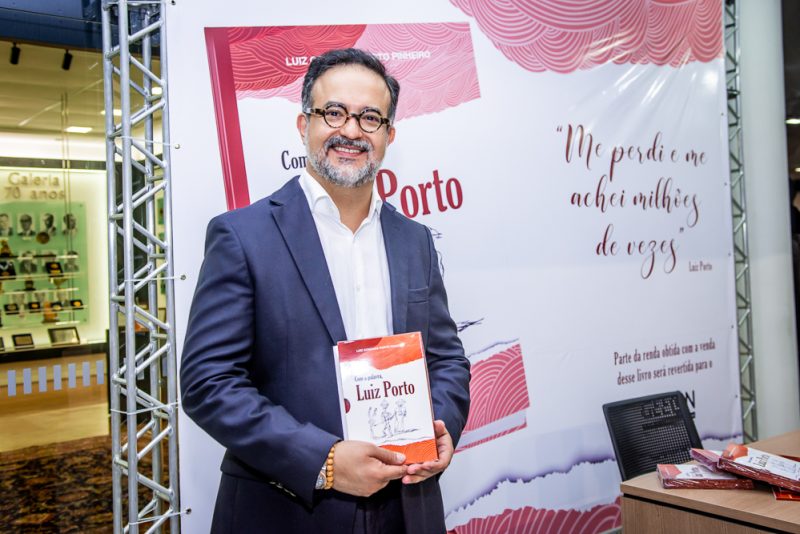 NOITE DE AUTÓGRAFOS - Professor Luiz Porto lança o livro “Com a palavra, Luiz Porto” no auditório da FIEC