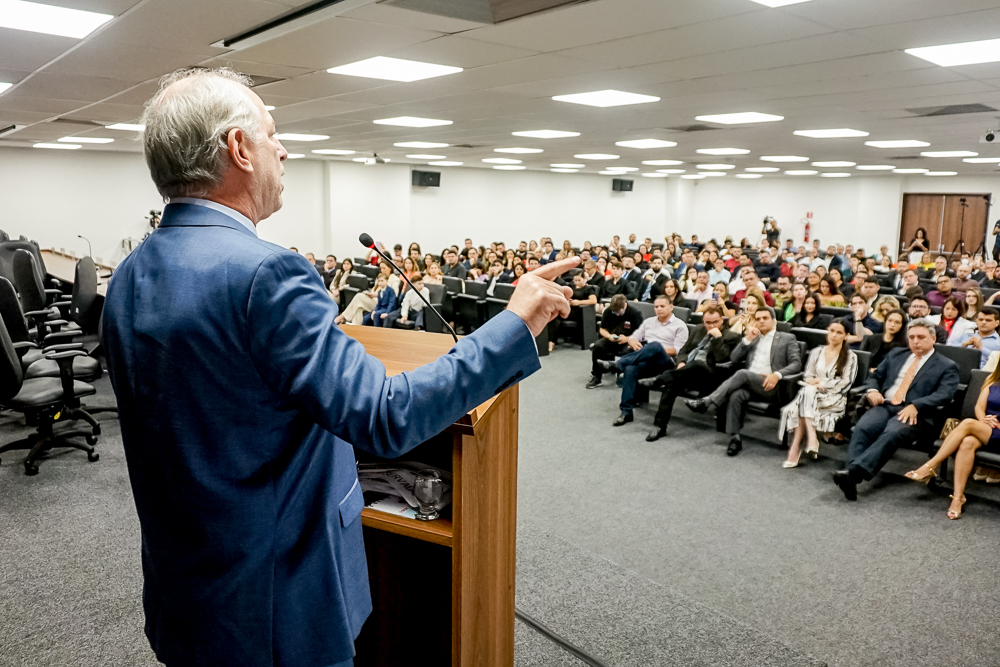 Ciro Gomes profere palestra em evento promovido pela OAB CE