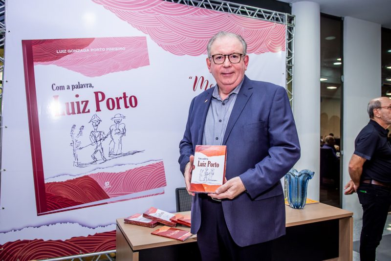 NOITE DE AUTÓGRAFOS - Professor Luiz Porto lança o livro “Com a palavra, Luiz Porto” no auditório da FIEC