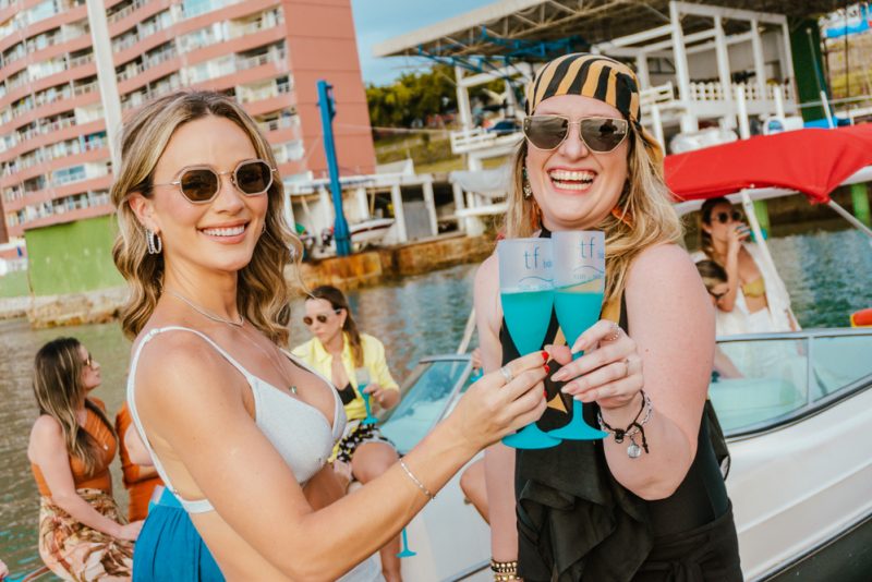 Sol, Sal e diversão - Tassia Ferreira comemora seu aniversário ao lado das amigas no Iate Clube