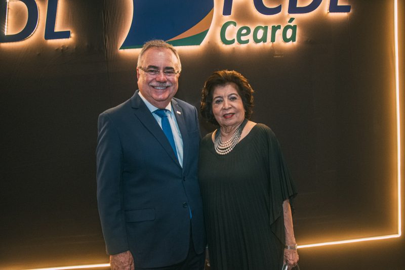 Maior comenda do comércio cearense - Ricardo Cavalcante é agraciado com o Troféu Clóvis Rolim no Teatro RioMar