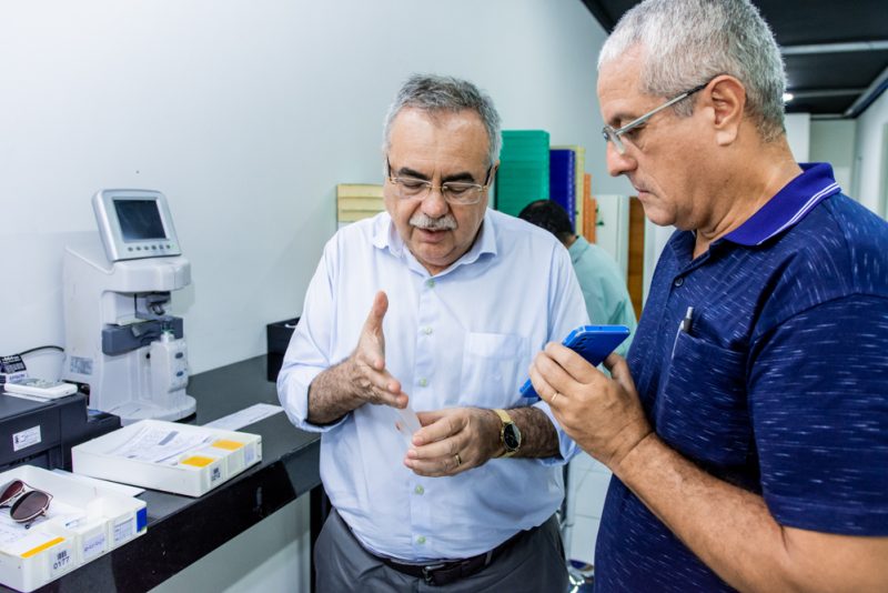 Modernidade - Rede Óticas Visão inaugura novo laboratório óptico com tecnologia alemã da Schneider