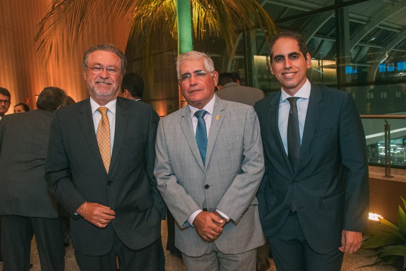 Maior comenda do comércio cearense - Ricardo Cavalcante é agraciado com o Troféu Clóvis Rolim no Teatro RioMar