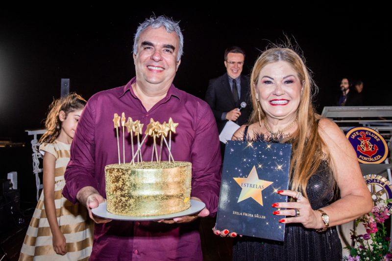 NOITE DE AUTÓGRAFOS - Stelinha Frota lança o livro “Estrelas” em evento no Iate Clube de Fortaleza