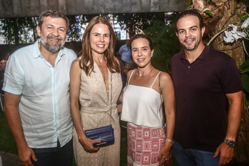 Homenagem a Chico Buarque - Casa de Amarílio e Patrícia Macêdo serve de cenário para apresentação do Coral Sobretons