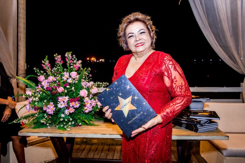 NOITE DE AUTÓGRAFOS - Stelinha Frota lança o livro “Estrelas” em evento no Iate Clube de Fortaleza