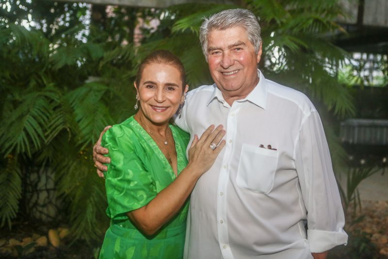 Homenagem a Chico Buarque - Casa de Amarílio e Patrícia Macêdo serve de cenário para apresentação do Coral Sobretons