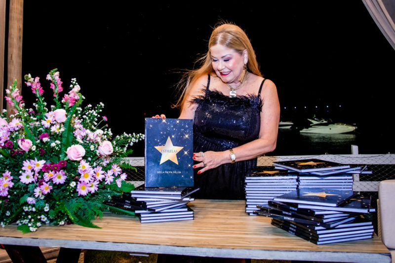 NOITE DE AUTÓGRAFOS - Stelinha Frota lança o livro “Estrelas” em evento no Iate Clube de Fortaleza