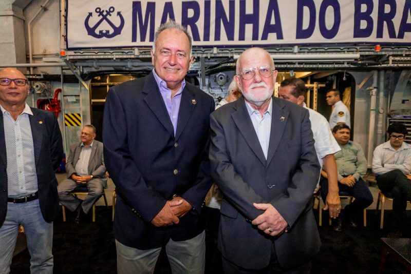 Cerimônia do Pôr-do-Sol - Capitão de Mar e Guerra, Mozart Junqueira, reúne convidados em evento no Navio-Aeródromo Multipropósito Atlântico