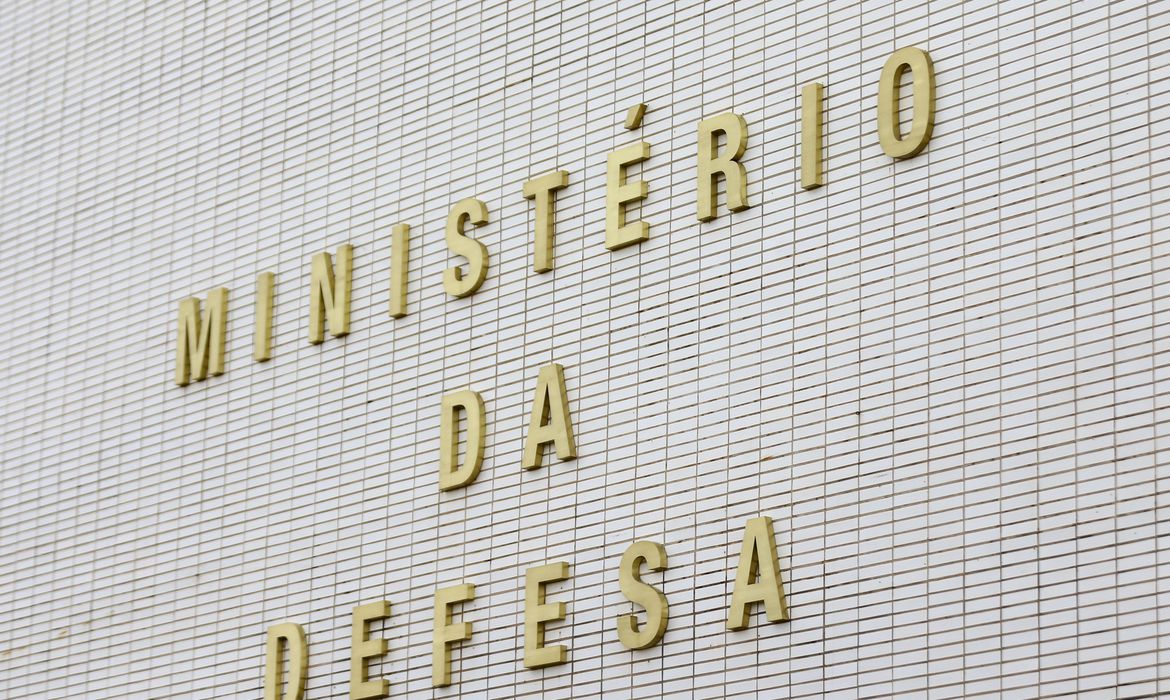 Hacker diz que orientou Ministério da Defesa em relatório sobre urnas