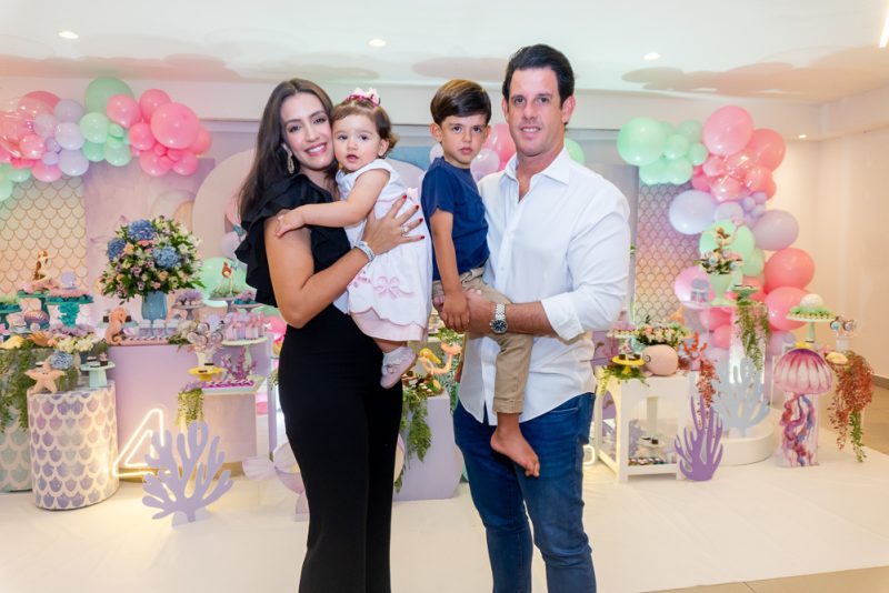 Duplo Brinde - Camile e Rodrigo Carneiro armam sessão sopro de velinhas para as herdeiras Celine e Victoria