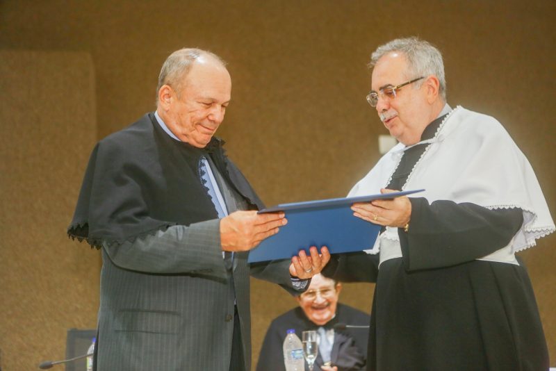 Justa homenagem - Faculdade CDL concede título de Doutor Honoris Causa a Honório Pinheiro e Mauro Benevides em solenidade na Alece